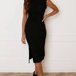 Aangesloten Jurk Met Split Emilia Zwart -Mooie Stijl Verkoop Aangesloten Jurk Met Split Emilia Zwart 1 586x900 1