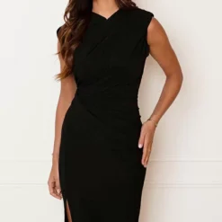 Aangesloten Jurk Met Split Emilia Zwart -Mooie Stijl Verkoop Aangesloten Jurk Met Split Emilia Zwart 4 586x900 2