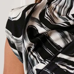 Aangesloten Jurk Met Split Emilia Zwart Wit -Mooie Stijl Verkoop Aangesloten Jurk Met Split Emilia Zwart Wit 4 586x900 1