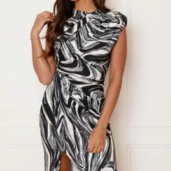 Aangesloten Jurk Met Split Emilia Zwart Wit -Mooie Stijl Verkoop Aangesloten Jurk Met Split Emilia Zwart Wit 6 586x900 2