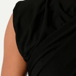 Aangesloten Jurk Met Split Emilia Zwart -Mooie Stijl Verkoop Aangesloten Jurk Met Split Emilia Zwart close 586x900 2