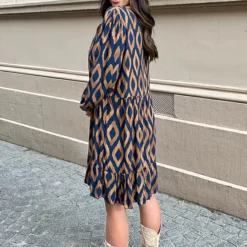Aztec Jurk Chelby Blauw Camel 18 Aztec Jurk Chelby Blauw Camel -Mooie Stijl Verkoop Aztec Jurk Chelby Blauw Camel 2 586x900 2