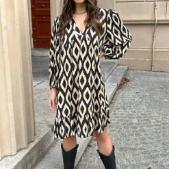 Aztec Jurk Chelby Zwart Beige 16 Aztec Jurk Chelby Zwart Beige -Mooie Stijl Verkoop Aztec Jurk Chelby Zwart Beige 1 586x900 2