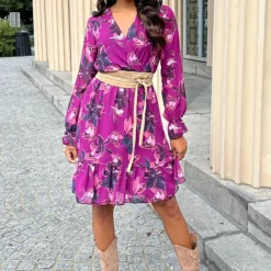 Bloemen V-hals Jurk Lauren Magenta 11 Bloemen V-hals Jurk Lauren Magenta -Mooie Stijl Verkoop Bloemen V hals Jurk Lauren Magenta 1 586x900 1