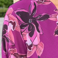 Bloemen V-hals Jurk Lauren Magenta 12 Bloemen V-hals Jurk Lauren Magenta -Mooie Stijl Verkoop Bloemen V hals Jurk Lauren Magenta 586x900 1