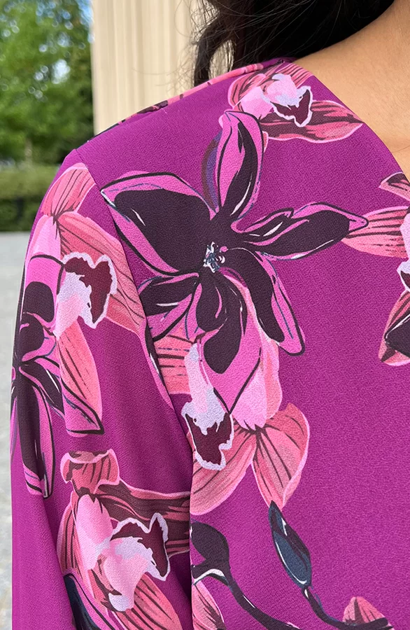 Bloemen V-hals Jurk Lauren Magenta 6 Bloemen V-hals Jurk Lauren Magenta - Afbeelding 6