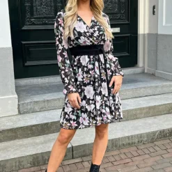 Bloemen V-hals Jurk Lauren Zwart Roze -Mooie Stijl Verkoop Bloemen V hals Jurk Lauren Zwart Roze 1 586x900 1