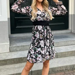 Bloemen V-hals Jurk Lauren Zwart Roze -Mooie Stijl Verkoop Bloemen V hals Jurk Lauren Zwart Roze 3 586x900 1