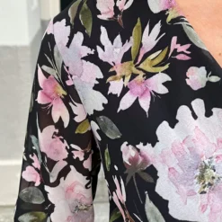 Bloemen V-hals Jurk Lauren Zwart Roze -Mooie Stijl Verkoop Bloemen V hals Jurk Lauren Zwart Roze 586x900 1