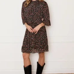 Bloemenprint Ruches Jurk Fenna 9 Bloemenprint Ruches Jurk Fenna -Mooie Stijl Verkoop Bloemenprint Ruches Jurk Fenna 3 586x900 1