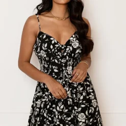 Bloemenprint Strik Jurk Isabel Zwart -Mooie Stijl Verkoop Bloemenprint Strik Jurk Isabel Zwart 5 586x900 2