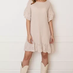 Detailed Katoenen Jurk Robin Beige -Mooie Stijl Verkoop Detailed Katoenen Jurk Robin Beige 2 586x900 1