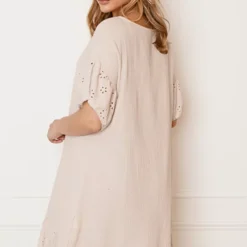Detailed Katoenen Jurk Robin Beige -Mooie Stijl Verkoop Detailed Katoenen Jurk Robin Beige 4 586x900 1