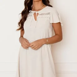 Deal Detailed Strik Jurk Kensi -Mooie Stijl Verkoop Detailed Strik Jurk Kensi Beige 4 586x900 3