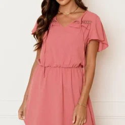 Detailed Strik Jurk Kensi Dust Roze