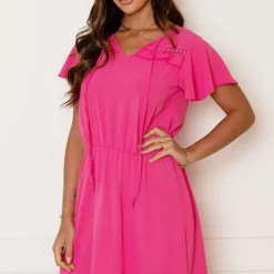 Detailed Strik Jurk Kensi Fuchsia -Mooie Stijl Verkoop Detailed Strik Jurk Kensi Fuchsia 3 586x900 2