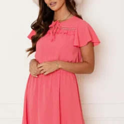 Detailed Strik Jurk Kensi Koraal