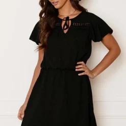 Detailed Strik Jurk Kensi Zwart -Mooie Stijl Verkoop Detailed Strik Jurk Kensi Zwart 586x900 2