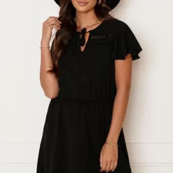 Detailed Strik Jurk Kensi Zwart -Mooie Stijl Verkoop Detailed Strik Jurk Kensi Zwart 6 586x900 1