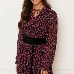 Exclusive Bloemenprint Jurk Noé Zwart Roze -Mooie Stijl Verkoop Exclusive Bloemenprint Jurk No Zwart Roze 2 586x900 2