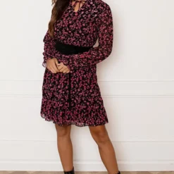 Exclusive Bloemenprint Jurk Noé Zwart Roze -Mooie Stijl Verkoop Exclusive Bloemenprint Jurk No Zwart Roze 3 586x900 2