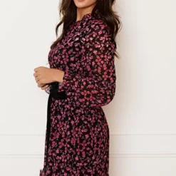 Exclusive Bloemenprint Jurk Noé Zwart Roze -Mooie Stijl Verkoop Exclusive Bloemenprint Jurk No Zwart Roze 4 586x900 1