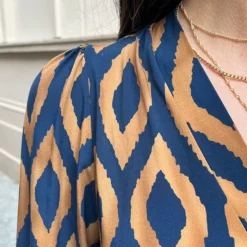 Aztec Jurk Chelby Blauw Camel 14 Aztec Jurk Chelby Blauw Camel -Mooie Stijl Verkoop Foto 14 09 2022 14 15 57 586x900 1