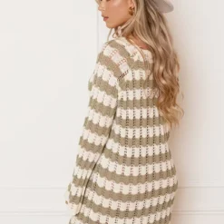 Gehaakte Wavy Jurk Maura Army Ecru 19 Gehaakte Wavy Jurk Maura Army Ecru -Mooie Stijl Verkoop Gehaakte Wavy Jurk Maura Army Ecru 2 586x900 2