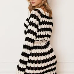 Gehaakte Wavy Jurk Maura Zwart Ecru -Mooie Stijl Verkoop Gehaakte Wavy Jurk Maura Zwart Ecru 1 586x900 1