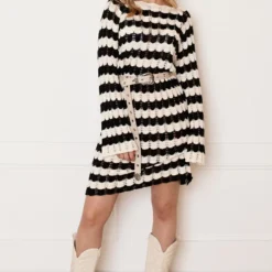 Gehaakte Wavy Jurk Maura Zwart Ecru -Mooie Stijl Verkoop Gehaakte Wavy Jurk Maura Zwart Ecru 2 586x900 1