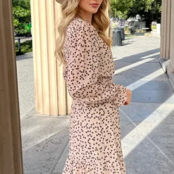 Hartjes Strik Jurk Vivian Beige -Mooie Stijl Verkoop Hartjes Strik Jurk Vivian Beige 1 586x900 1