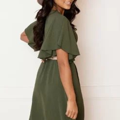 Jurk Nikkie Legergroen 2.0 -Mooie Stijl Verkoop Jurk Nikkie Legergroen 2 5 586x900 1