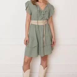 Katoenen Ruches Jurk Dunja Army -Mooie Stijl Verkoop Katoenen Ruches Jurk Dunja Army 1 586x900 1