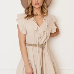 Katoenen Ruches Jurk Dunja Beige -Mooie Stijl Verkoop Katoenen Ruches Jurk Dunja Beige 3 586x900 2