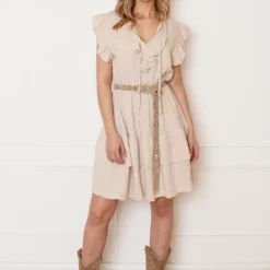 Katoenen Ruches Jurk Dunja Beige -Mooie Stijl Verkoop Katoenen Ruches Jurk Dunja Beige 7 586x900 1