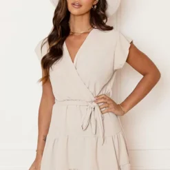 Laagjes Jurk Lexy Beige 16 Laagjes Jurk Lexy Beige -Mooie Stijl Verkoop Laagjes Jurk Lexy Beige 5 1 586x900 3