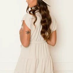 Laagjes Jurk Lexy Beige 19 Laagjes Jurk Lexy Beige -Mooie Stijl Verkoop Laagjes Jurk Lexy Beige1 586x900 2