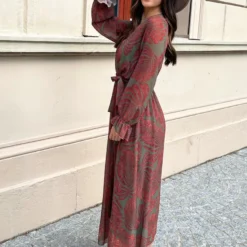 Lange Jurk Met Bladeren Cassie Army -Mooie Stijl Verkoop Lange Jurk Met Bladeren Cassie Army 2 1 586x900 1