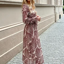 Lange Jurk Met Bladeren Cassie Beige -Mooie Stijl Verkoop Lange Jurk Met Bladeren Cassie Beige 3 586x900 1