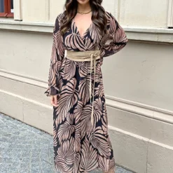 Lange Jurk Met Bladeren Cassie Zwart 13 Lange Jurk Met Bladeren Cassie Zwart -Mooie Stijl Verkoop Lange Jurk Met Bladeren Cassie Zwart 1 586x900 1