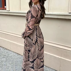 Lange Jurk Met Bladeren Cassie Zwart 15 Lange Jurk Met Bladeren Cassie Zwart -Mooie Stijl Verkoop Lange Jurk Met Bladeren Cassie Zwart 7 586x900 1