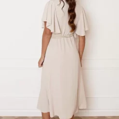 Midi Jurk Nikkie Beige -Mooie Stijl Verkoop MIDI JURK NIKKIE BEIGE 1 1 586x900 1