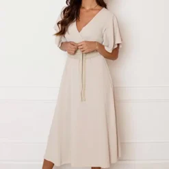 Midi Jurk Nikkie Beige -Mooie Stijl Verkoop MIDI JURK NIKKIE BEIGE 2 1 586x900 1