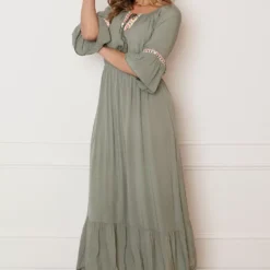 Maxi Offshoulder Jurk Laila Army 17 Maxi Offshoulder Jurk Laila Army -Mooie Stijl Verkoop Maxi Offshoulder Jurk Laila Army 1 586x900 1