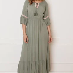 Maxi Offshoulder Jurk Laila Army 15 Maxi Offshoulder Jurk Laila Army -Mooie Stijl Verkoop Maxi Offshoulder Jurk Laila Army 10 586x900 1