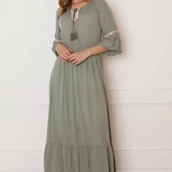 Maxi Offshoulder Jurk Laila Army 14 Maxi Offshoulder Jurk Laila Army -Mooie Stijl Verkoop Maxi Offshoulder Jurk Laila Army 2 586x900 1