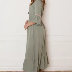 Maxi Offshoulder Jurk Laila Army 18 Maxi Offshoulder Jurk Laila Army -Mooie Stijl Verkoop Maxi Offshoulder Jurk Laila Army 3 586x900 1