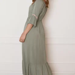 Maxi Offshoulder Jurk Laila Army 19 Maxi Offshoulder Jurk Laila Army -Mooie Stijl Verkoop Maxi Offshoulder Jurk Laila Army 4 586x900 1