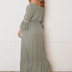 Maxi Offshoulder Jurk Laila Army 13 Maxi Offshoulder Jurk Laila Army -Mooie Stijl Verkoop Maxi Offshoulder Jurk Laila Army 9 586x900 1