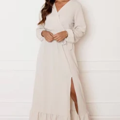 Maxi Strik Jurk Elize Beige -Mooie Stijl Verkoop Maxi Strik Jurk Elize Beige 1 586x900 1